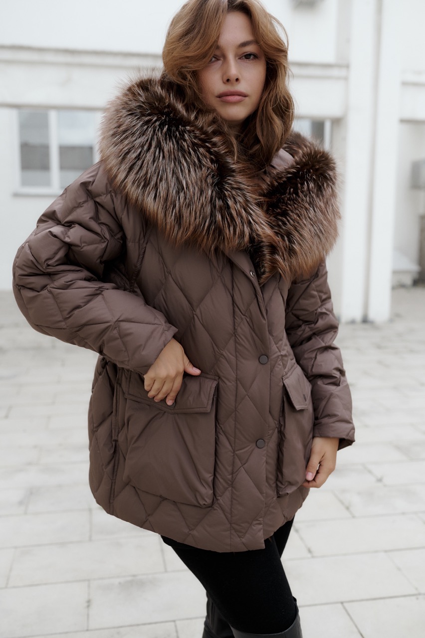 фото Пуховик с капюшоном из чернобурки 00-00002411 в Красноярске от магазина Style-Way фото Пуховик с капюшоном из чернобурки 00-00002411 в Красноярске от магазина Style-Way