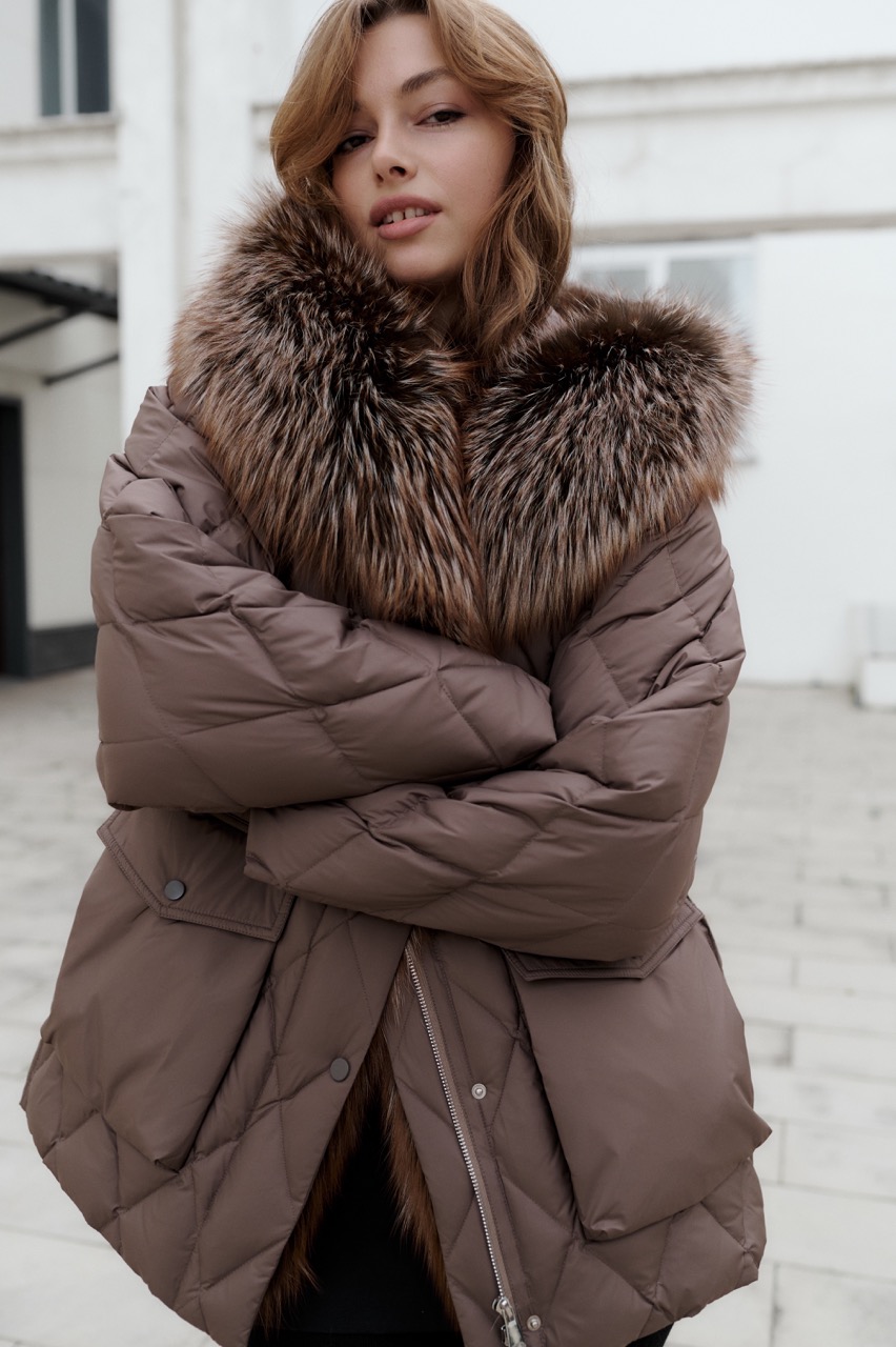 фото Пуховик с капюшоном из чернобурки 00-00002411 в Красноярске от магазина Style-Way фото Пуховик с капюшоном из чернобурки 00-00002411 в Красноярске от магазина Style-Way