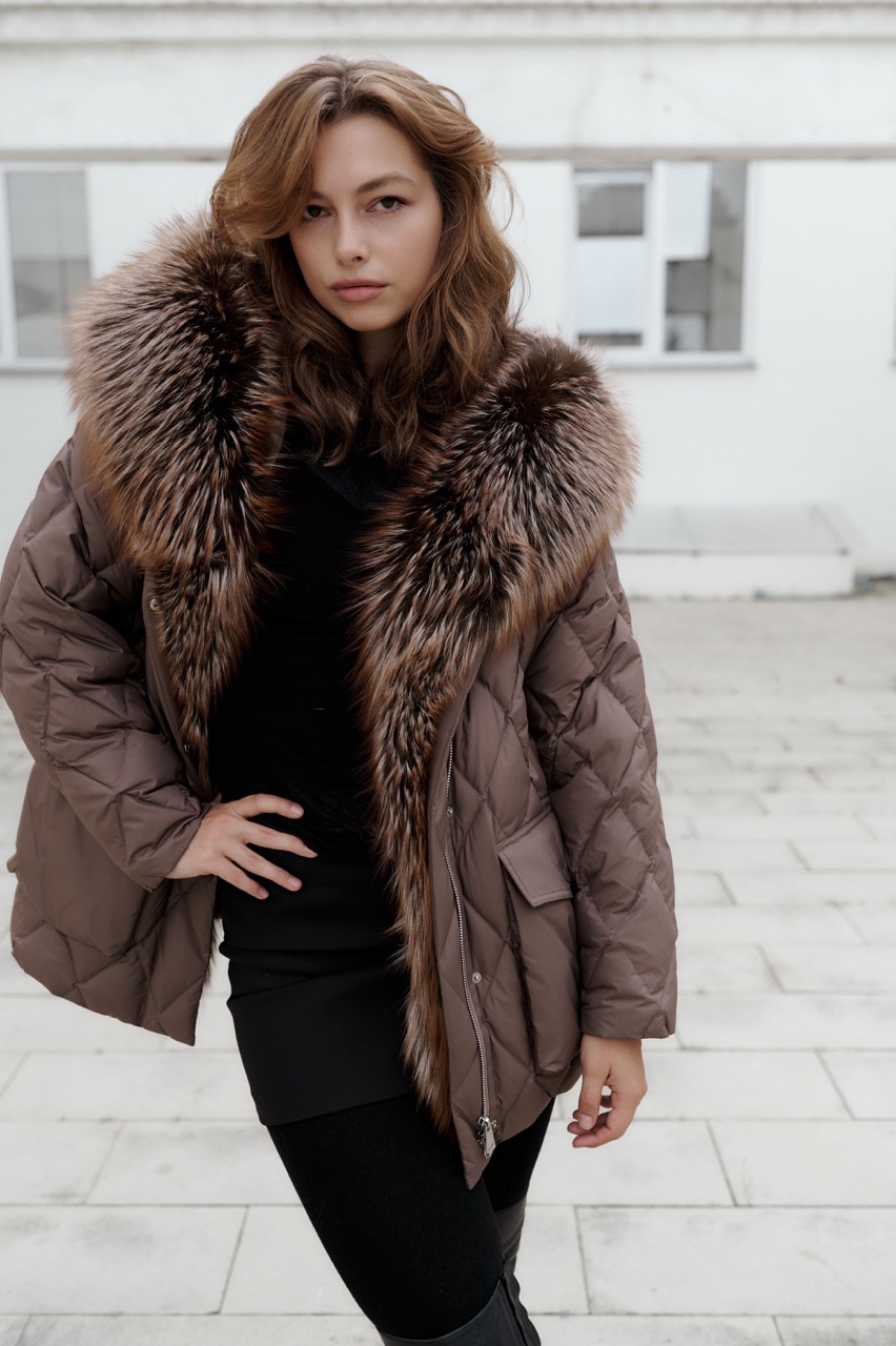 фото Пуховик с капюшоном из чернобурки 00-00002411 в Красноярске от магазина Style-Way фото Пуховик с капюшоном из чернобурки 00-00002411 в Красноярске от магазина Style-Way